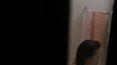 偶然发现一个宝地邻居还上学的二女儿洗澡窗户不挡严 偷拍她洗澡边洗边唱身材不错皮肤挺白阴毛性感发育中的奶子坚挺